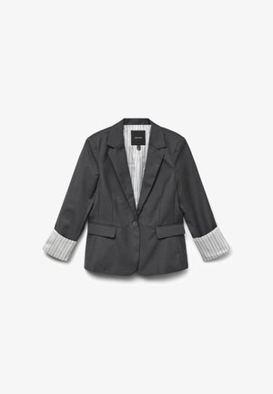 Blazer grigio dal design classico, con un'unica chiusura a bottone e polsini a righe. Tessuto morbido e vestibilità sartoriale con tasche laterali.