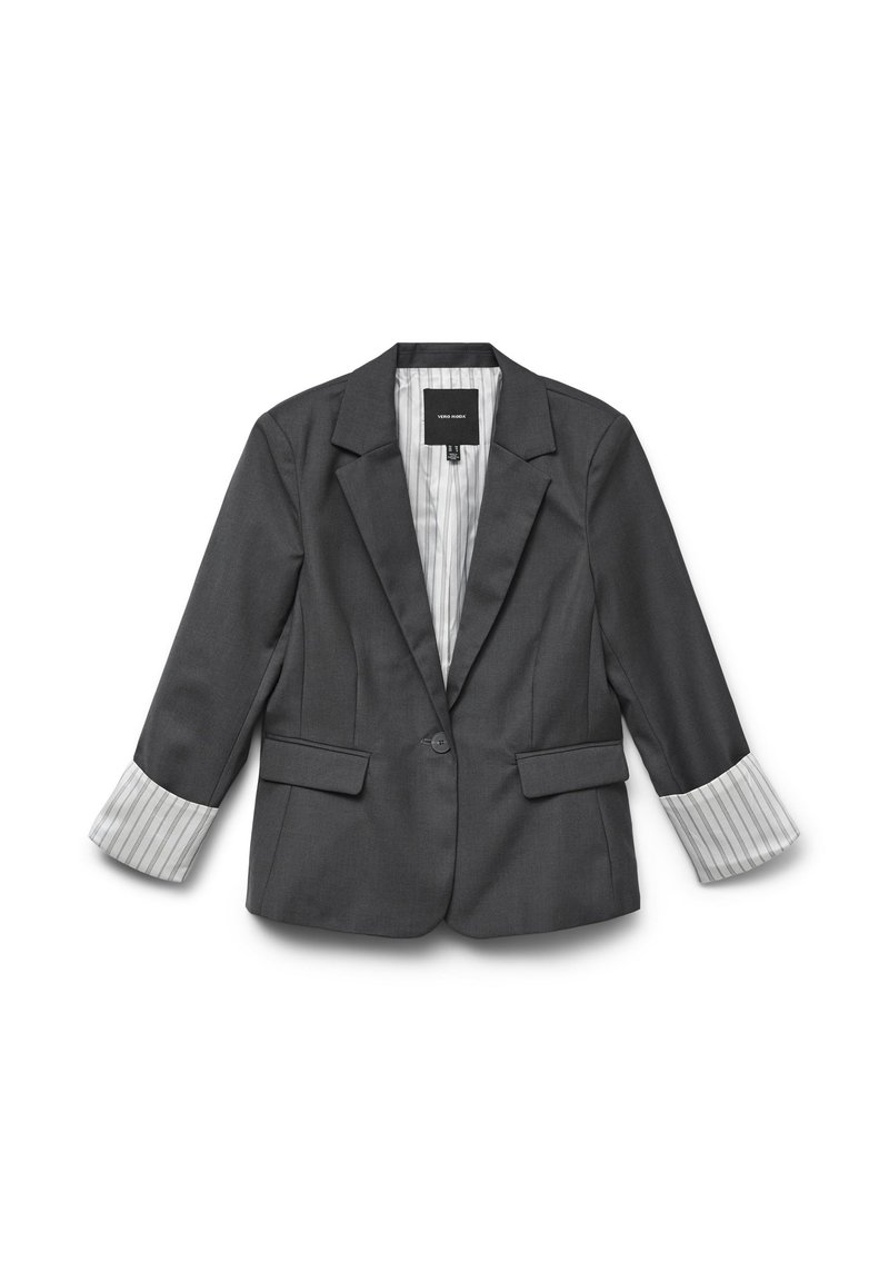 Blazer gris con un diseño clásico, que presenta un cierre de un solo botón y puños a rayas. Textura suave y corte ajustado con bolsillos laterales.