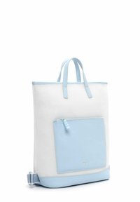 Šviesiai mėlynas ir baltas tinklinis buvo krepšys, pagamintas iš sintetinės medžiagos, su dviem rankenomis, priekiu užtraukiama kišenė ir stačiakampio forma.