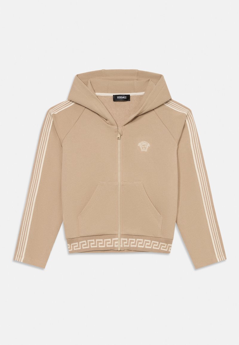 Μπεζ ζακέτα με φερμουάρ και κουκούλα, με ένα μικρό κεντημένο λογότυπο, δύο μπροστινές τσέπες και λευκές ρίγες στα μανίκια και στη ζώνη.