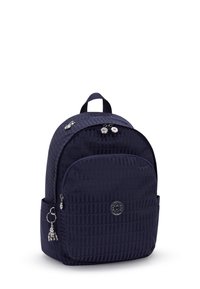Granatowy plecak z teksturowanej tkaniny, z przednią kieszenią na zamek, boczną kieszenią i uroczym breloczkiem przymocowanym do suwaka.