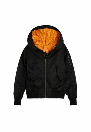 Bomber nero con zip, cappuccio foderato in raso arancione, tasche con patta sul davanti e una tasca con zip sulla manica sinistra.