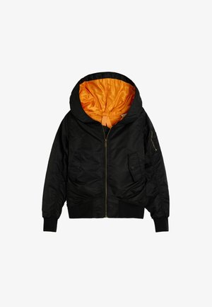 Bomber nero con zip, cappuccio foderato in raso arancione, tasche con patta sul davanti e una tasca con zip sulla manica sinistra.