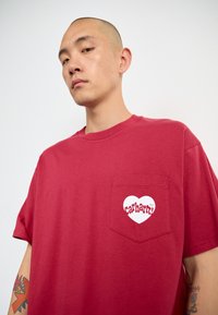 Carhartt WIP AMOUR POCKET - Triko s potiskem - tuscany/white