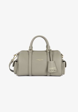 Sac à main Lancaster Paris en cuir gris avec doubles poignées, poches latérales, garnitures dorées et bandoulière amovible sur fond blanc.