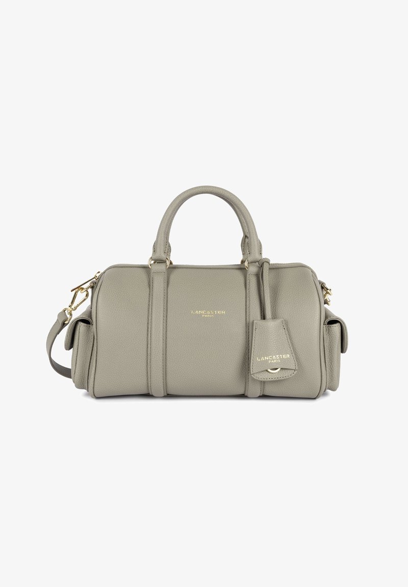 Sac à main Lancaster Paris en cuir gris avec doubles poignées, poches latérales, garnitures dorées et bandoulière amovible sur fond blanc.