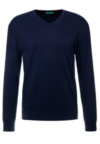 Marinblå V-ringad tröja i mjukt stickat material, med långa ärmar och ribbade muddar och fåll. Slät yta utan synliga mönster.