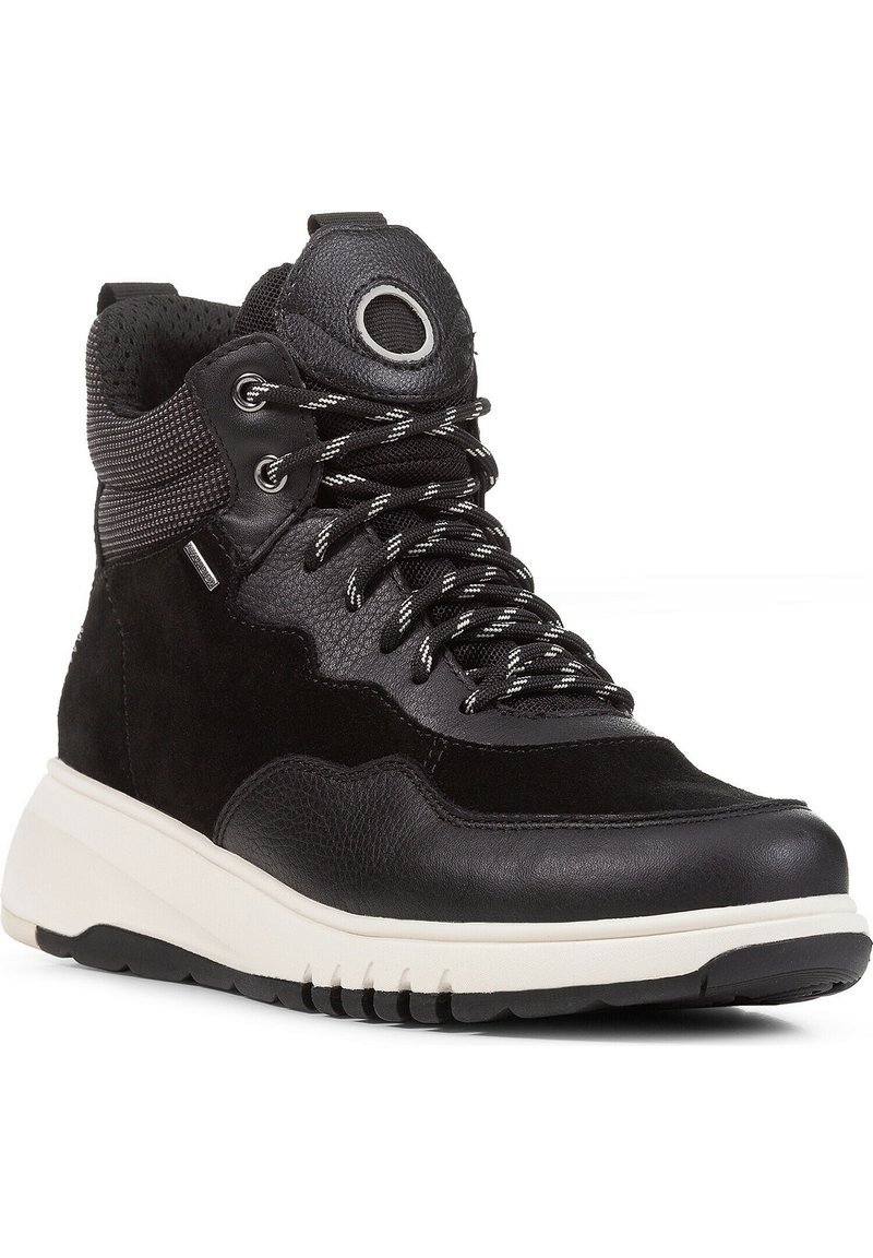 Bottes montantes noires en cuir lisse et en suède, avec un soutien de cheville texturé, une semelle intermédiaire blanche et des lacets contrastants.