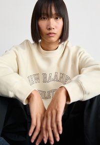 New Balance GRAPHIC CREW - Melegítőfelső - beige