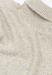 Maglione beige chiaro con colletto a coste e motivo lavorato a maglia testurizzato. Tessuto morbido e caldo con leggere variazioni di colore.