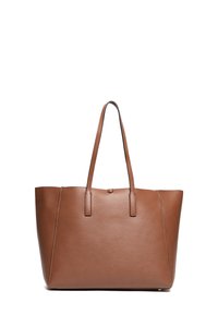 Bolso tote de cuero marrón con dos asas largas, forma estructurada, textura suave y un sutil detalle de logotipo en relieve en el frente.