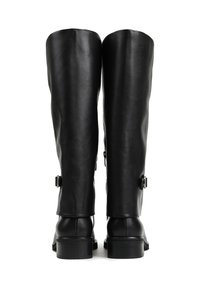 Czarne skórzane buty jeździeckie z gładkim wykończeniem, do kolan, z akcentami w postaci klamer i niskimi obcasami w kształcie bloku. Widok z tyłu pokazuje zamki błyskawiczne po obu stronach.