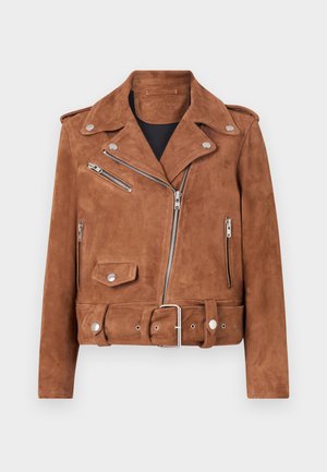 Veste en cuir suédé marron de style biker avec quincaillerie argentée, poches zippées, taille ceinturée et col cranté classique. Fini texturé ajoutant de la profondeur.