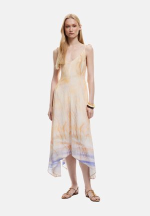 Kleid mit Spaghettiträgern aus leichtem Stoff mit einem Farbverlaufs-Muster aus sanften Gelbtönen und Blautönen, das einen High-Low-Saum und eine subtile Textur aufweist.