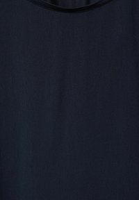 Mörk marinblått tyg med en slät textur, med en rund halsringning och en subtil lyster, som förmedlar en enkel och mångsidig design.