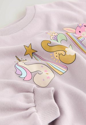 Ljuslila sweatshirt med roliga guld- och pastelltryckta grafik av en enhörning, en stjärna och en färgglad design med volangärmar.