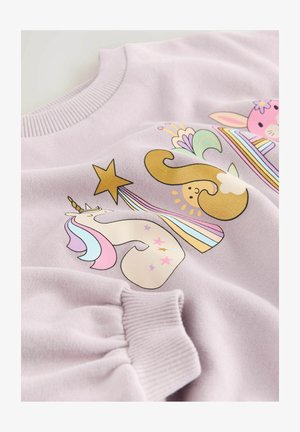 Felpa lilla con grafiche stampate giocose in oro e pastello raffiguranti un unicorno, una stella e un design colorato, con polsini arricciati.
