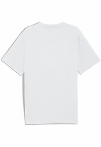 Camiseta blanca de manga corta fabricada en algodón. Presenta un escote redondo y una textura suave, con un diseño sencillo y liso en la parte posterior.