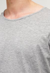 Grå kortärmad T-shirt, rund halsringning, tillverkad av mjukt tyg med en subtil struktur, med en ren, minimalistisk design.