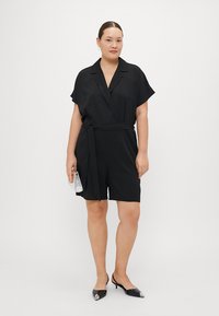 Μαύρος κοντός ρόμπα με σχέδιο περιτυλίγματος, κοντά μανίκια και αντίστοιχο ζώνη. Λείος υφασμάτινος, με casual γιακά και μήκος πάνω από το γόνατο.