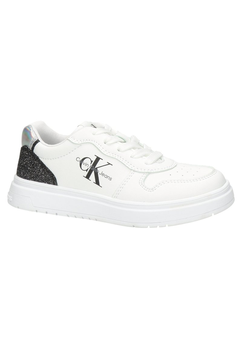 Sneaker bianco realizzato in materiale sintetico liscio, con un accento di glitter nero sul tallone e un logo sul lato. Suola in gomma piatta.