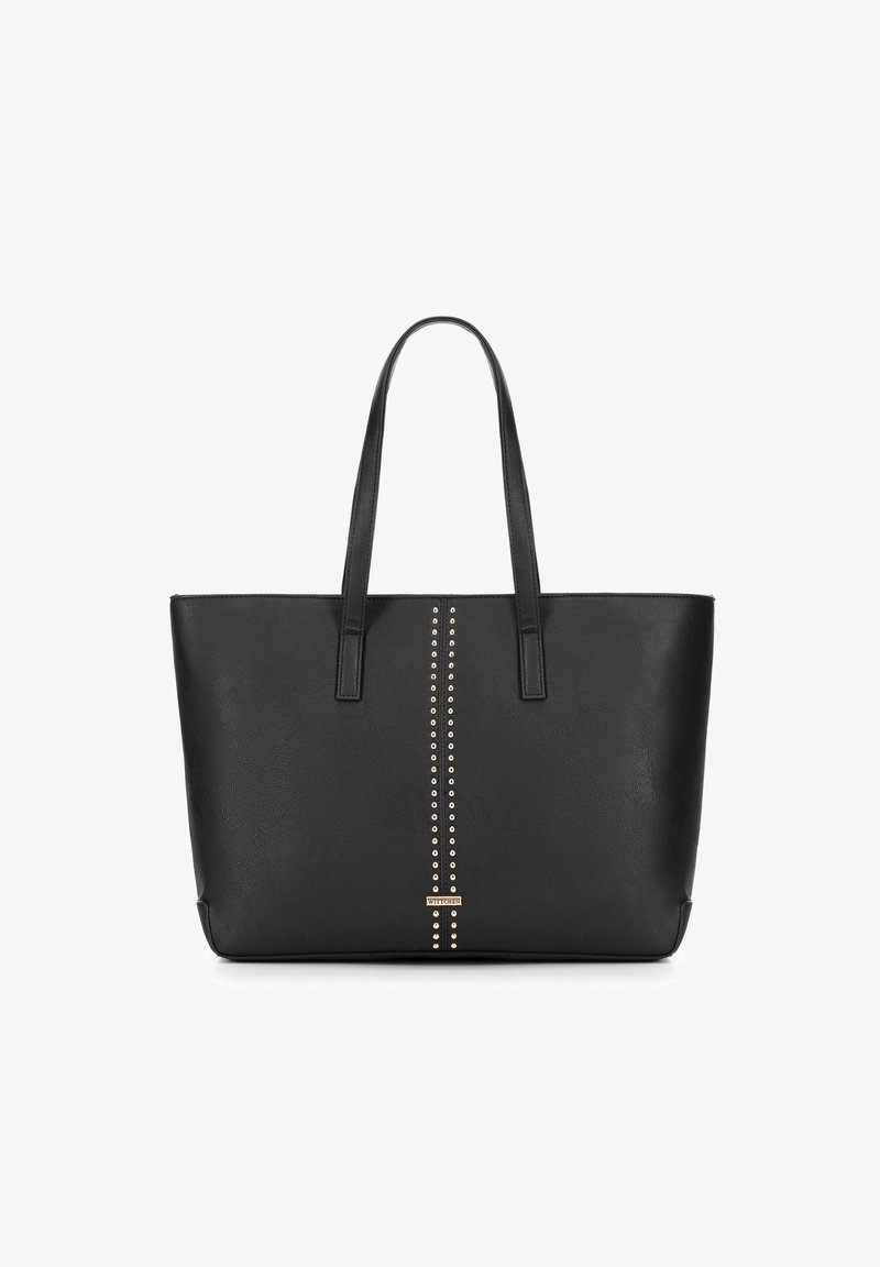 Bolso tote negro hecho de cuero sintético texturizado, con detalles verticales de tachuelas doradas y dos asas resistentes.