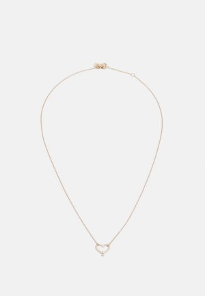 Collana in tonalità oro con una catena sottile e un pendente a forma di cuore con una piccola perla pendente. Design minimalista, texture liscia.