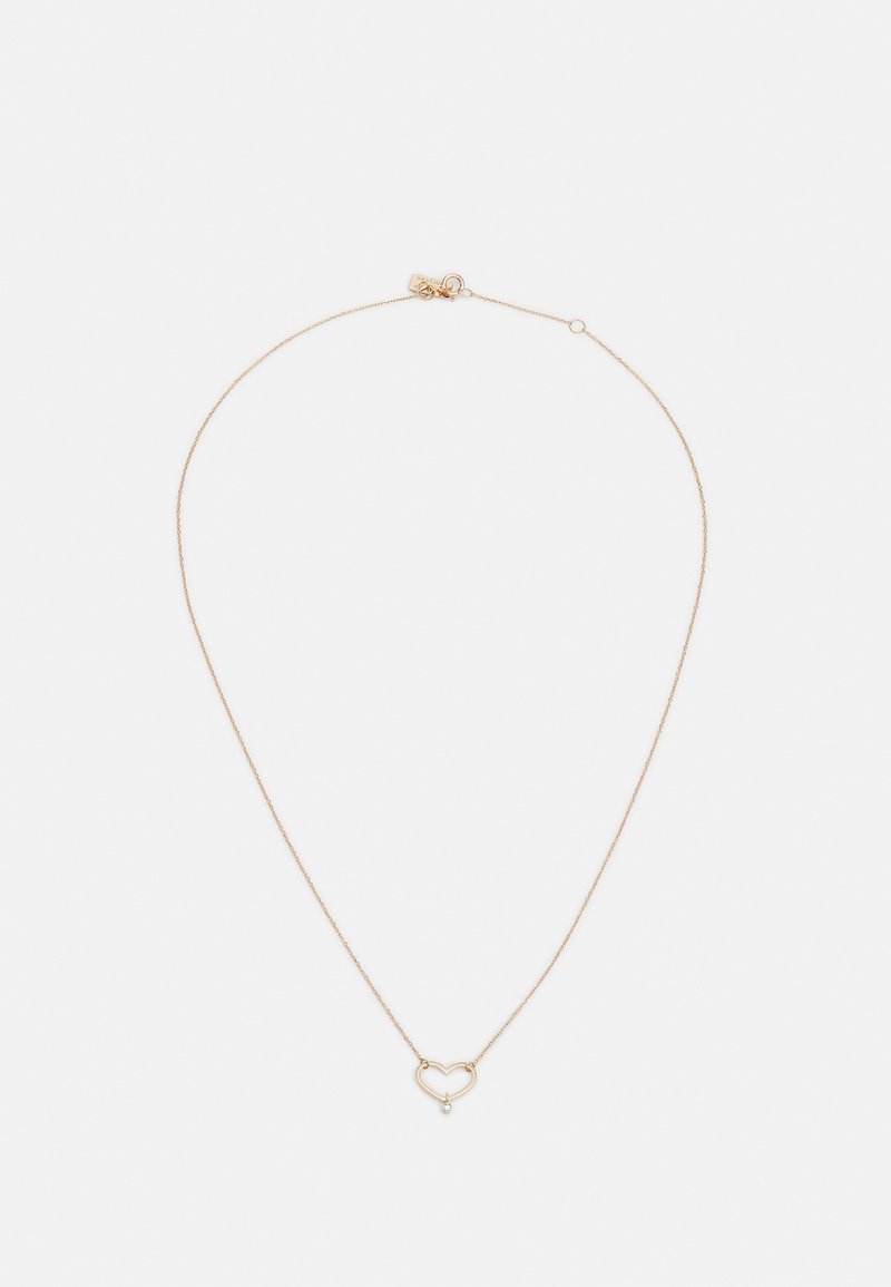 Guldtonet halskæde med en tynd kæde og en hjerteformet vedhæng med en lille hængende perle. Minimalistisk design, glat tekstur.