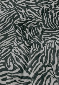Street One PATTERNED - Mini skirt - grün
