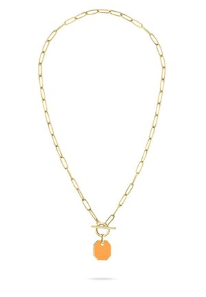 Guldhalskæde med aflange led og vedhæng i orange oktagonal form, der hænger fra en drejespænde foran.
