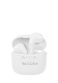 Drahtlose Ohrhörer in einem weißen Ladeetui. Das Etui hat ein abgerundetes Design mit dem Text "TIKKERS" auf der Vorderseite. Die Ohrhörer haben eine glatte Oberfläche.