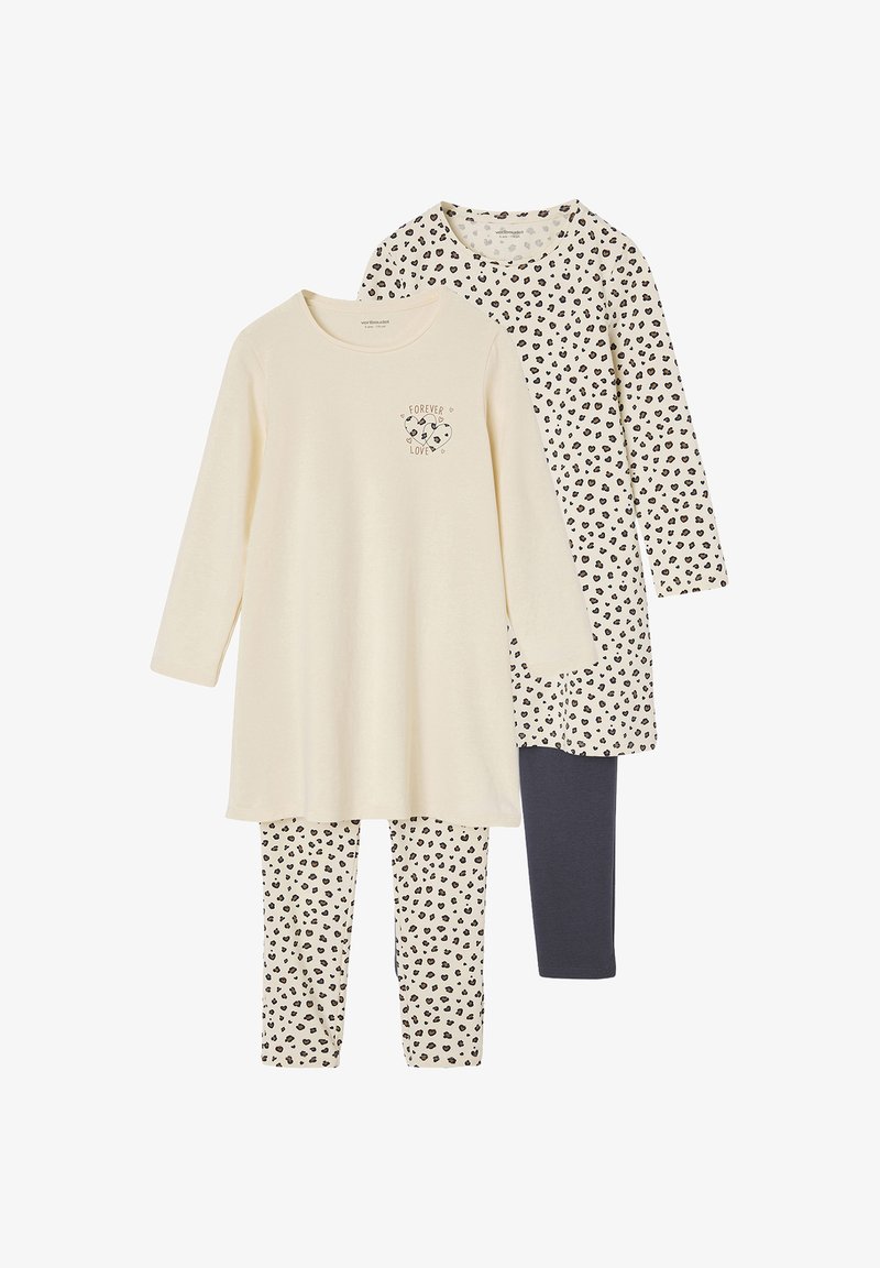 Zwei Sätze Schlafanzüge: Ein langärmliges cremefarbenes Oberteil mit einem bedruckten Herz und zwei Farb Punktemuster, kombiniert mit schwarz-weiß gemusterten Leggings.