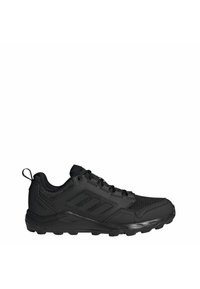 Zwarte sportieve schoenen met een bovenwerk van mesh en synthetisch materiaal, met een stevige rubberen zool en textuuraccenten. Lichtgewicht ontwerp met vetersysteem.