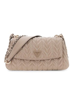 Borsa a spalla in pelle trapuntata beige con tracolla a catena dorata e placca triangolare con logo Guess sulla patta frontale.