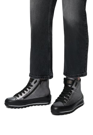 Sneakers alto in pelle grigia metallica con finitura testurizzata, suola in gomma nera, lacci frontali e dettaglio con zip laterale.