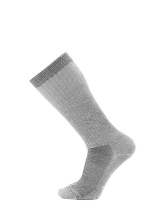 Grå sok med tekstureret strik, ribbet skaft, forstærket tå og hæl. Har en glat overflade og en design, der når til midt på læggen.