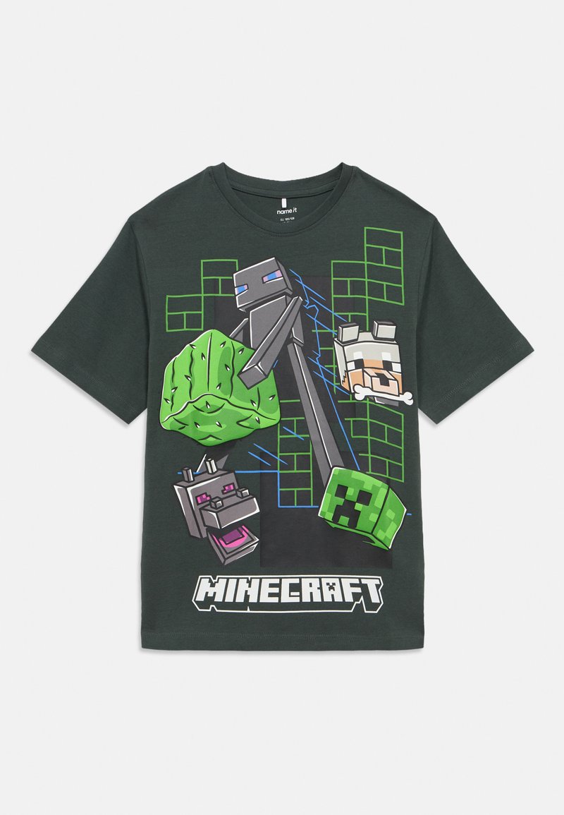 Tamno zelena Minecraft majica s pikseliziranim likovima, uključujući Endermana, Creepera, vuka i blok kaktusa, te Minecraft logotipom na dnu.