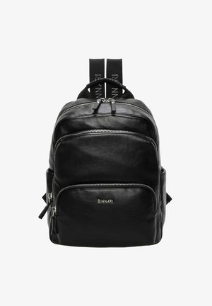 Mochila de cuero negro con múltiples bolsillos con cremallera, una textura suave y correas para los hombros con un acento de logotipo. Diseño minimalista.