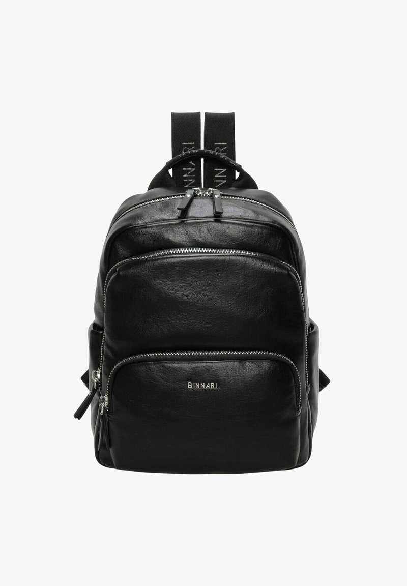 Mochila de cuero negro con múltiples bolsillos con cremallera, una textura suave y correas para los hombros con un acento de logotipo. Diseño minimalista.