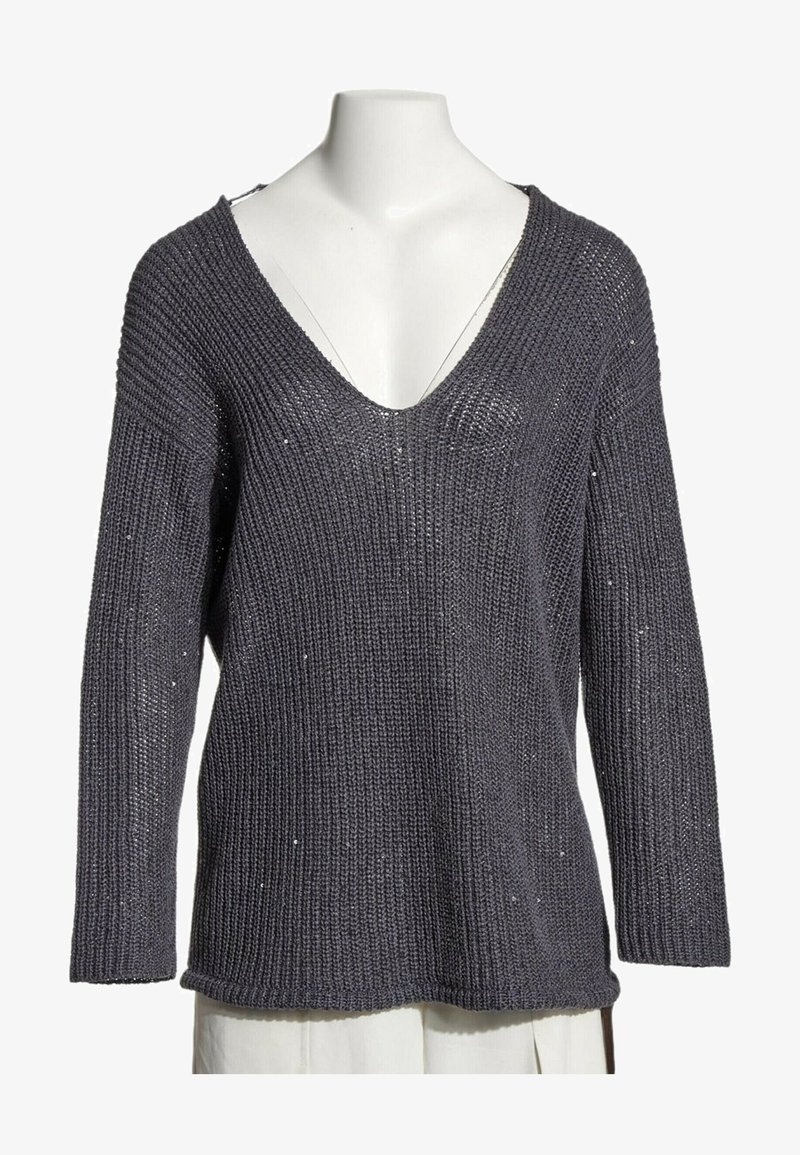 Pull tricoté gris foncé col en V avec manches longues présenté sur un torse de mannequin blanc.