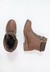Hnědé kotníkové boty s texturovaným límcem, šněrovacím designem, robustní podrážkou a kontrastními švy.