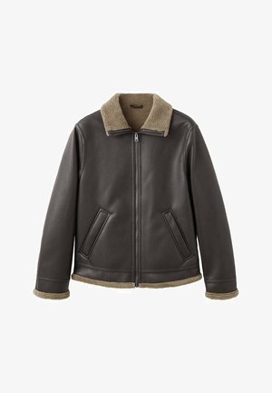 Giacca in pelle marrone con colletto in shearling, chiusura con zip e due tasche laterali; texture morbida, vestibilità comoda e dettagli beige a contrasto.