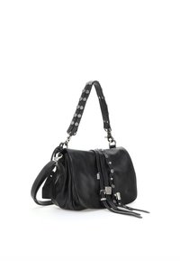 Czarna skórzana torebka o strukturalnym kształcie, ozdobiona dekoracyjnymi ćwiekami na pasku i srebrnymi akcentami, z dodatkowym zamkiem.