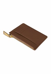 Portefeuille en cuir marron avec une surface texturée, doté d'une fermeture éclair, de quatre emplacements pour cartes et d'accents en métal doré.