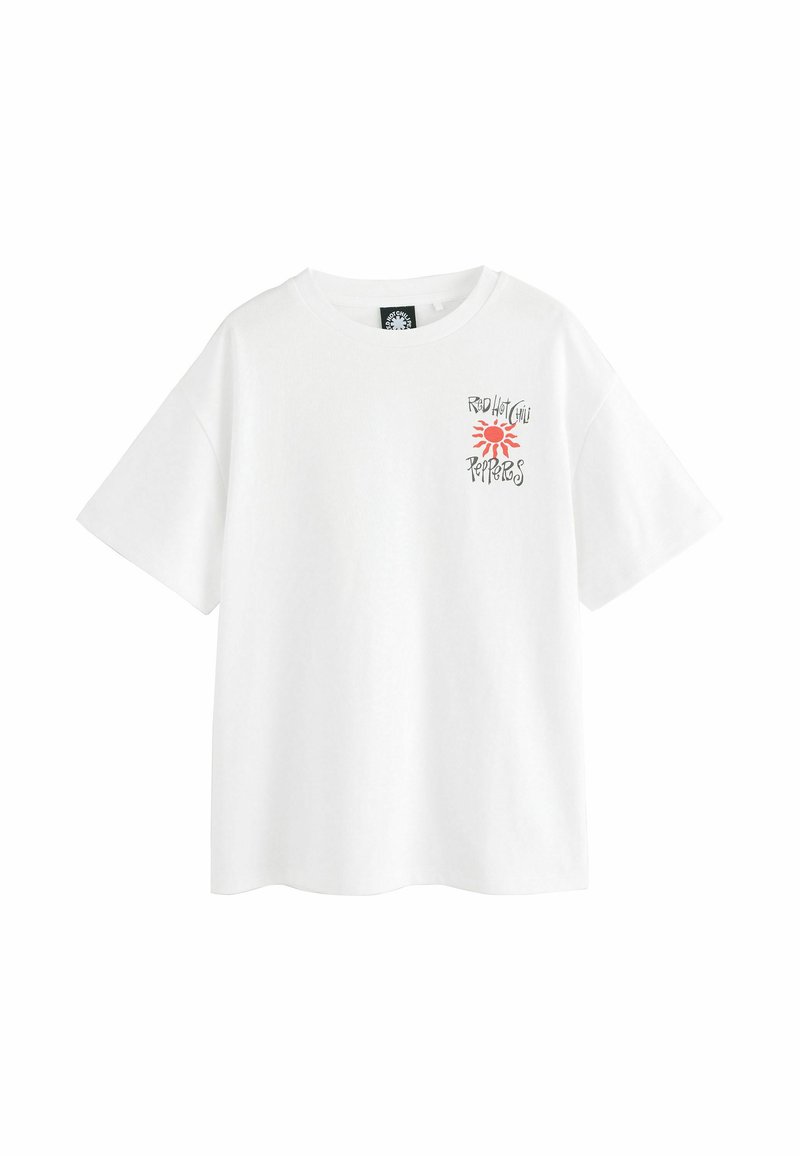 Hvid bomulds t-shirt med korte ærmer, rund halsudskæring, med et rødt solgrafik og teksten "RED HOT CHILI PEPPERS" i grå.