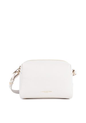 Petit sac bandoulière en cuir blanc avec fermeture éclair dorée et sangle réglable, avec logo "Lancaster Paris" sur le devant.