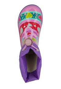 Botte de pluie en caoutchouc colorée, rose avec des motifs multicolores, motifs de cœurs, et un haut violet avec un lacet tressé rose et une fermeture à bouton.