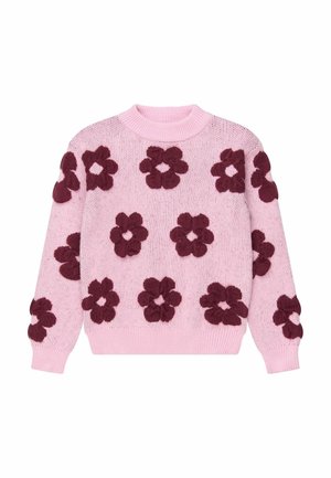Pull en maille rose avec de grands motifs floraux violet foncé répartis uniformément sur le devant et les manches, bords-côtes aux poignets et au col.