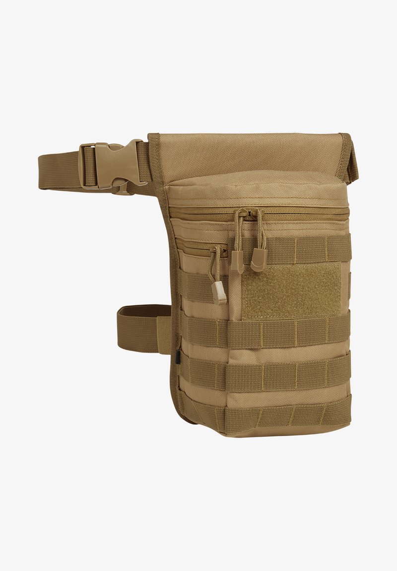 Khaki tactische tas gemaakt van duurzaam stof, met meerdere ritscompartimenten, webbingriemen en een klittenbandpatch voor bevestigingen.