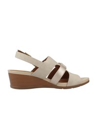 Sandalia cuña con tela beige y acentos metálicos. Presenta un empeine texturizado, correa ajustable y una suela de plataforma marrón en capas.